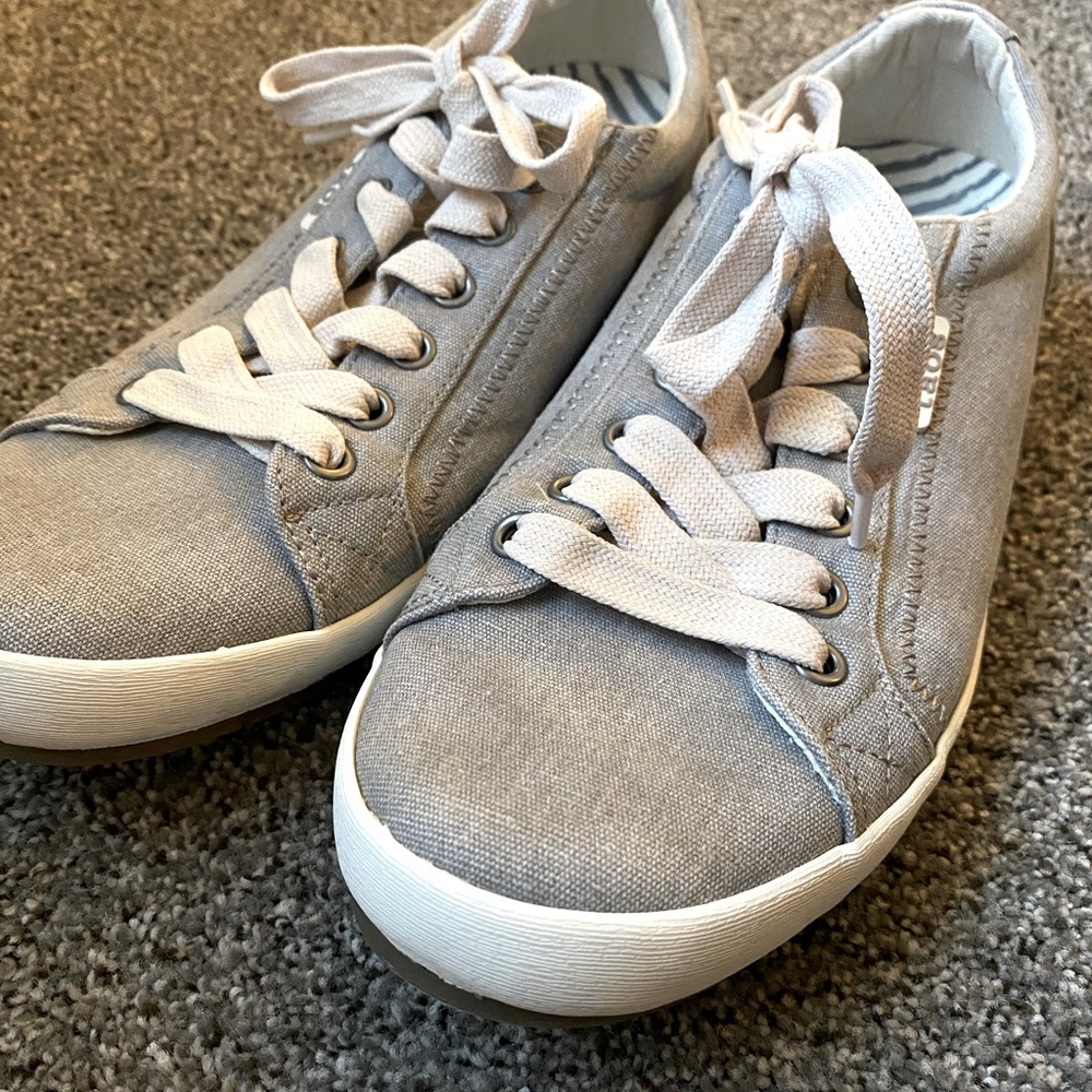 Taos Women’s grey canvas Star shoes